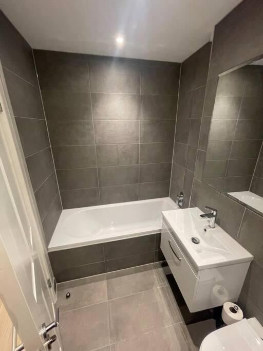 Marvellous New Build 2 Bed Flat - 1 Ophelia Court Lägenhet Epsom Exteriör bild