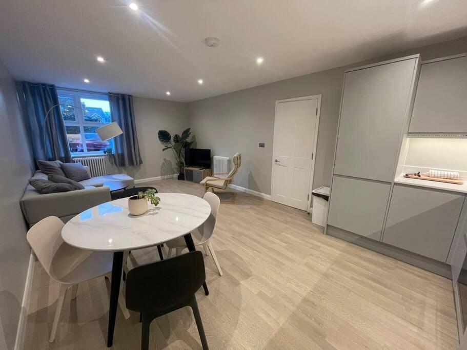 Marvellous New Build 2 Bed Flat - 1 Ophelia Court Lägenhet Epsom Exteriör bild