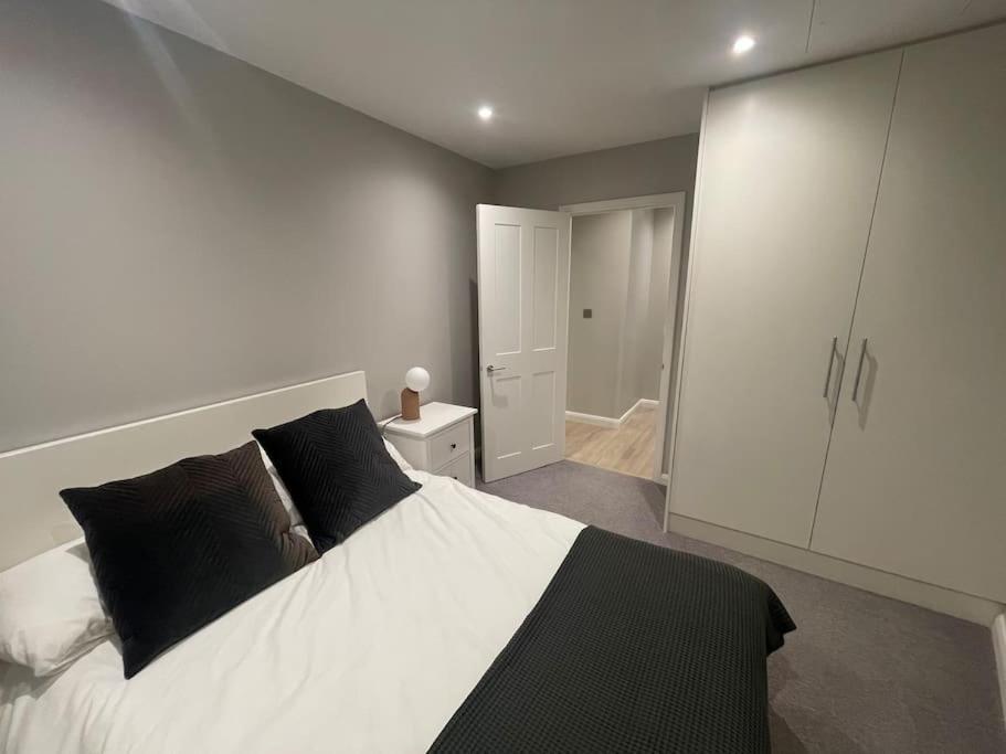 Marvellous New Build 2 Bed Flat - 1 Ophelia Court Lägenhet Epsom Exteriör bild