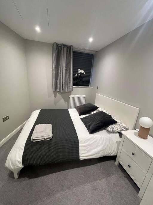 Marvellous New Build 2 Bed Flat - 1 Ophelia Court Lägenhet Epsom Exteriör bild
