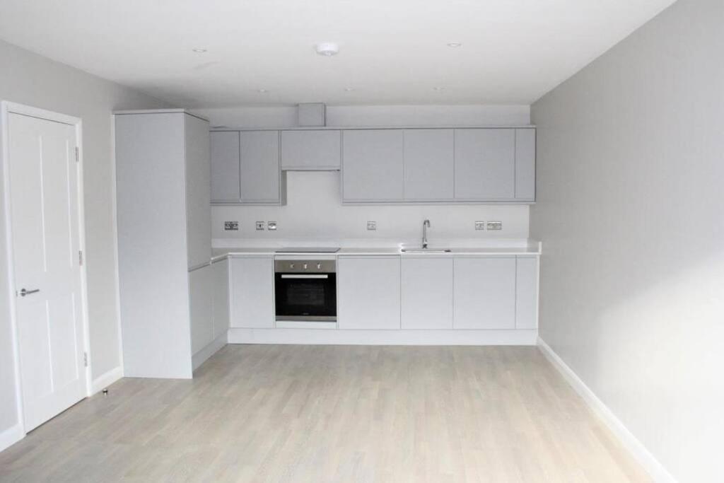 Marvellous New Build 2 Bed Flat - 1 Ophelia Court Lägenhet Epsom Exteriör bild