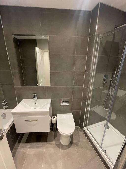 Marvellous New Build 2 Bed Flat - 1 Ophelia Court Lägenhet Epsom Exteriör bild